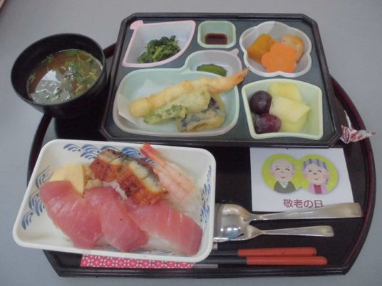 にぎやかな食事膳