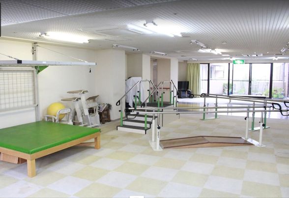 リハビリ用の広々とした室内