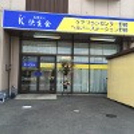 看板付きの建物入口