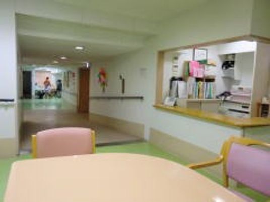 広々とした廊下と受付