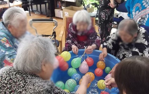 ヨーヨー釣りを楽しむ皆さん