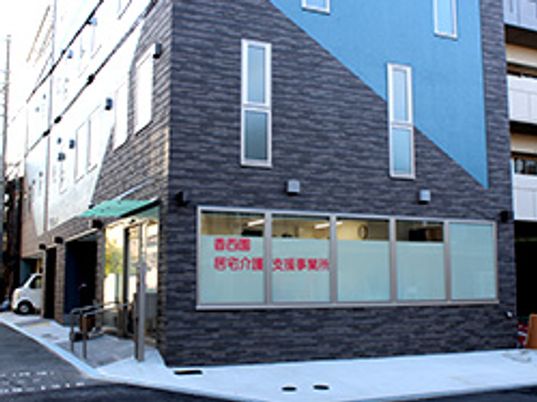 落ち着いた外観の建物