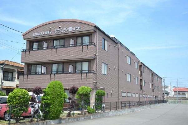 多階層ビルの日当たり良好な外観