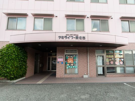 ピンクの建物のエントランス