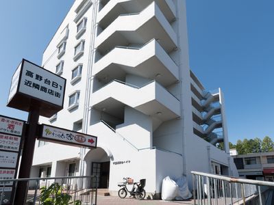 白い建物のエントランス外観