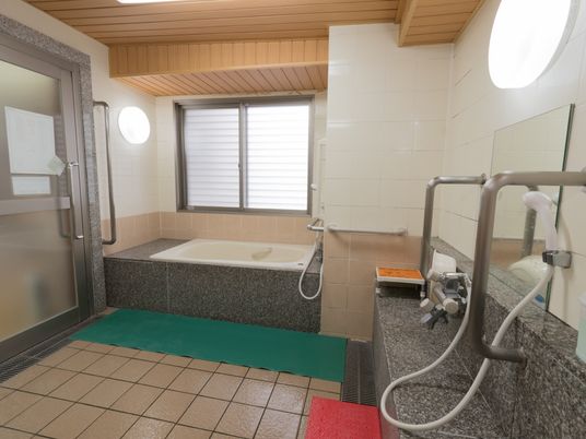 広々とした清潔な浴室