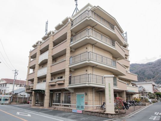 多階層の建物外観