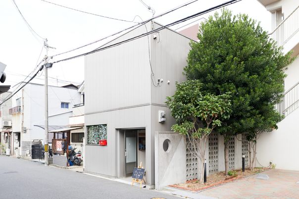 住宅街の建物外観