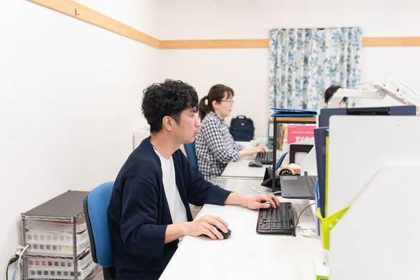 コンピュータ作業をする人々オフィス