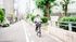 道を進む自転車の人