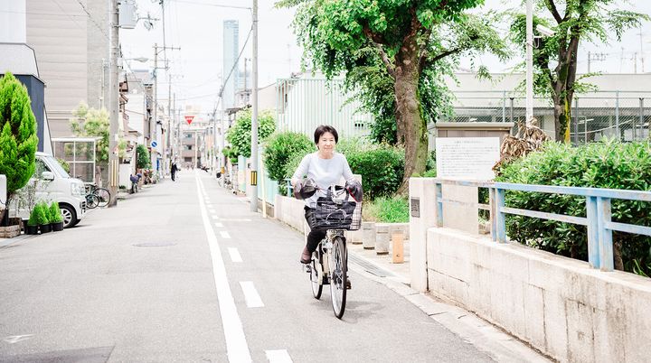 道を進む自転車の人