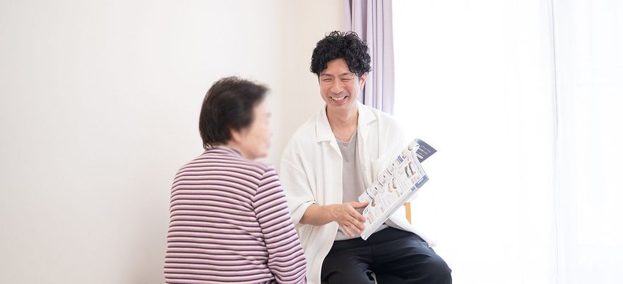 笑顔のスタッフと利用者の居室