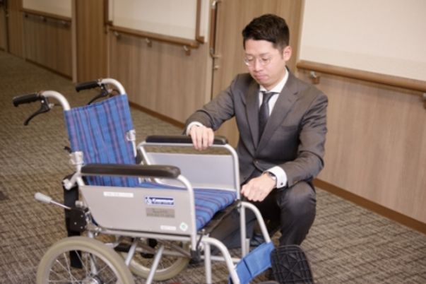 廊下で車椅子を準備する様子