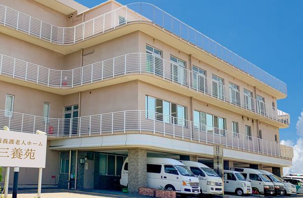 駐車スペース付き建物外観