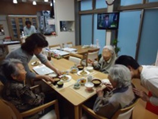 食事をとる人々の食堂