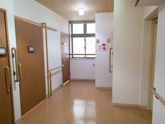 明るく清潔な通路  