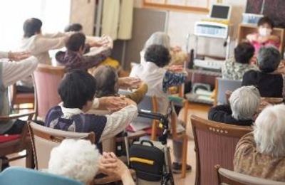 共有スペースで過ごす人々