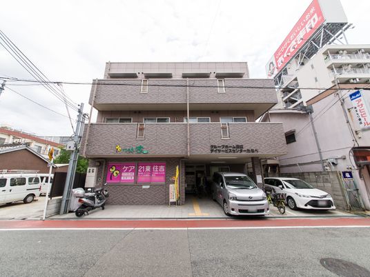 建物正面の外観