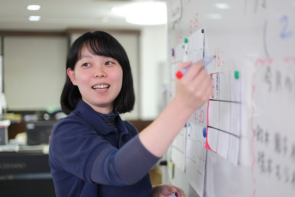 スタッフがスケジュールを指示