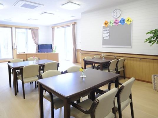 明るい共用食堂の風景