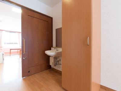 居室の入口と洗面所