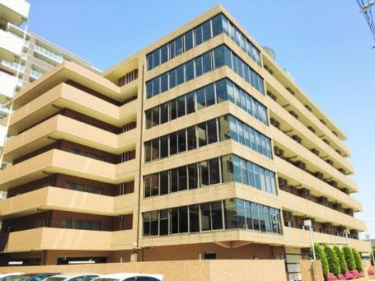 多階層の建物外観
