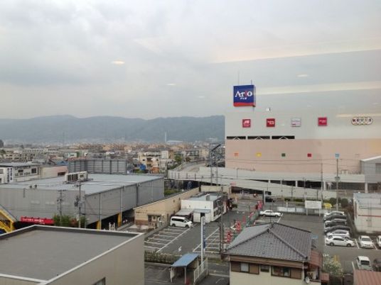 都市の風景と山並み