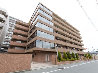 多階層の建物外観