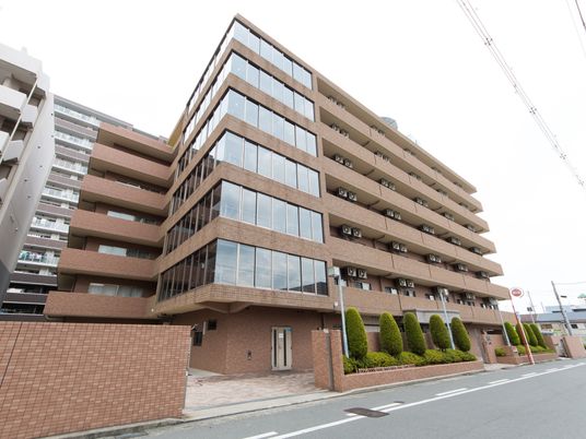 多階層の建物外観