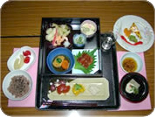 和食の膳が並ぶテーブル