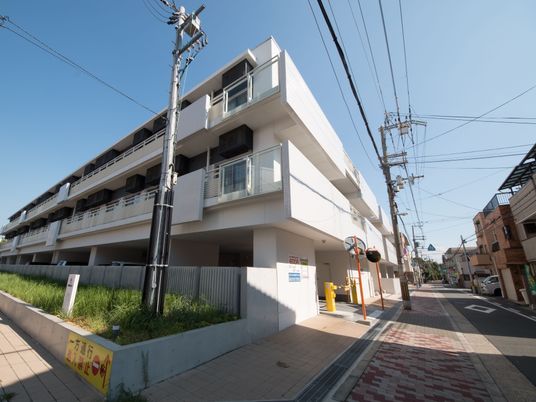 モダンな建物の外観