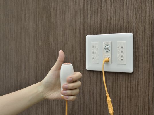コールボタンを操作する手