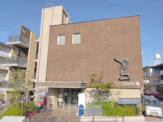 モダンな建物の外観