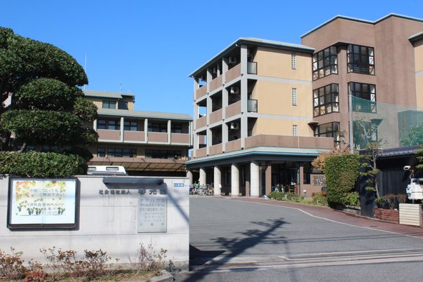 外観の建物と看板