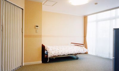 窓際のベッドがある部屋
