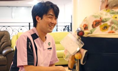 笑顔のスタッフと利用者の居室