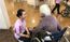 車椅子で会話する人々の様子