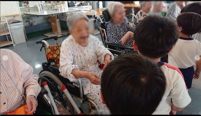 入居者と交流する子供たち