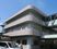 明るい外観の建物