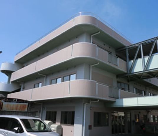 明るい外観の建物