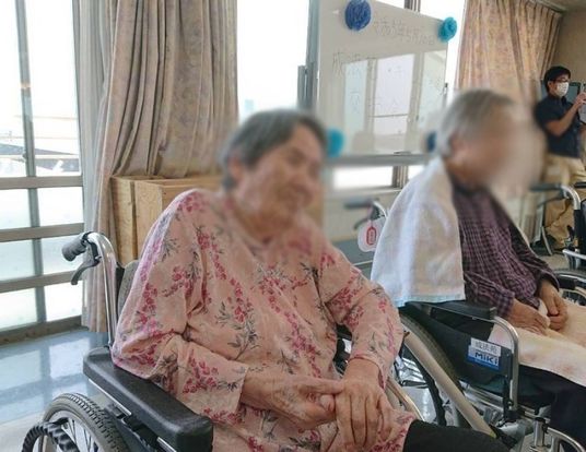 窓際の車椅子の方々