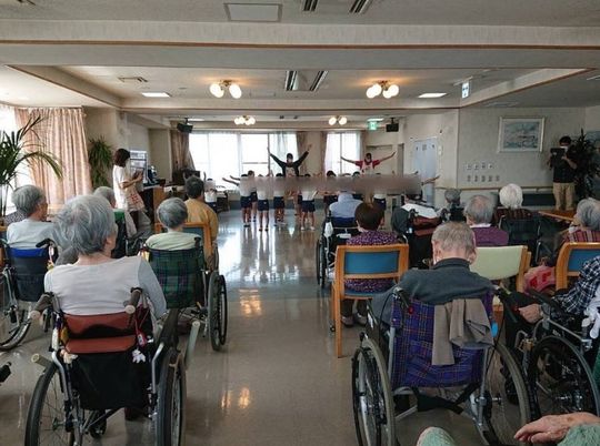 椅子が並ぶ多目的室