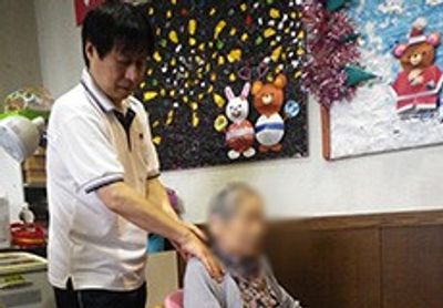 優しく接するスタッフの居室