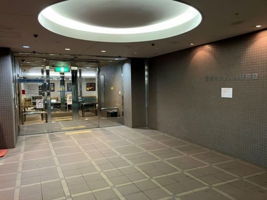 静かな入口のエントランス