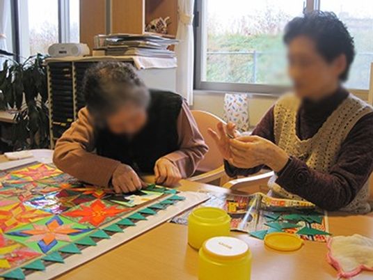 手作業を楽しむ二人
