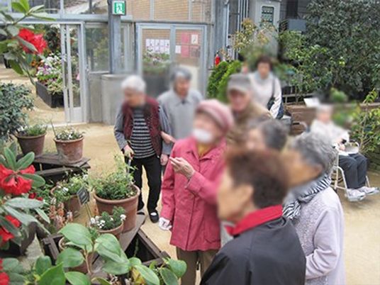 植物に囲まれた庭