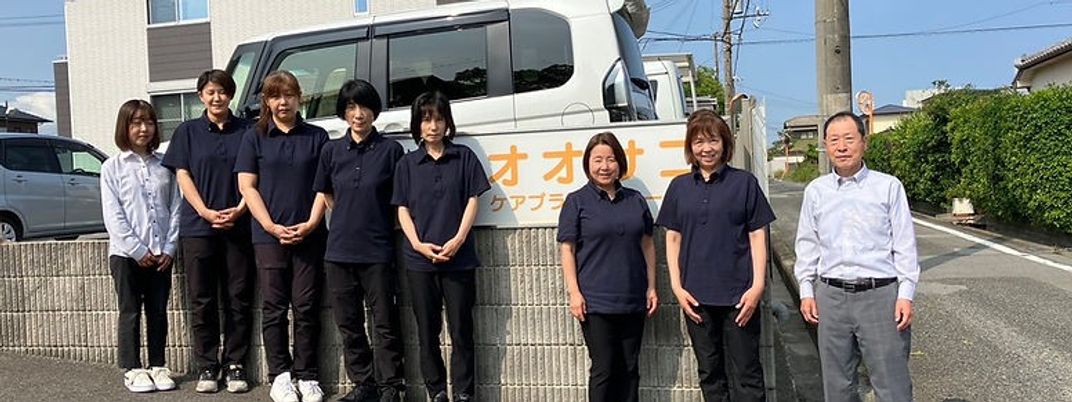 スタッフの集合写真前