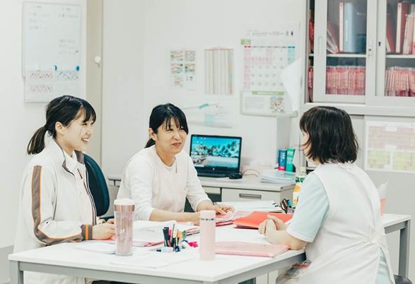 職員が打ち合わせしている部屋