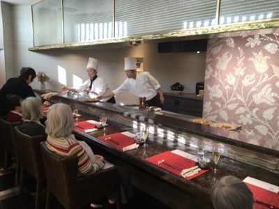 シェフが料理を提供