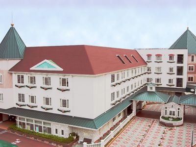 広々とした建物エクステリア
